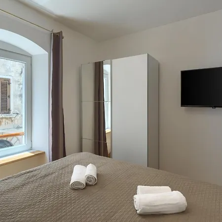 Apartment Modern With Open-air Parking