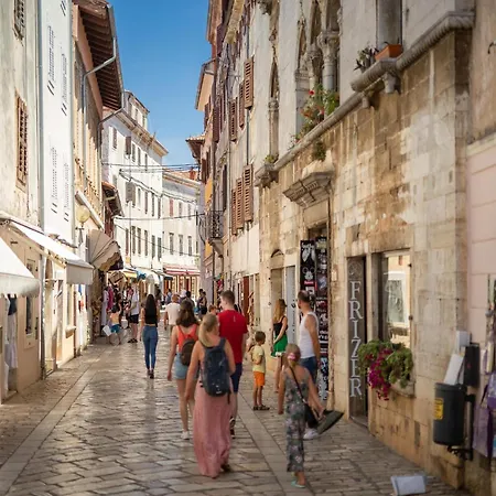 Modern With Open-air Parking Poreč