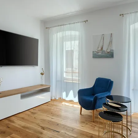Apartment Modern With Open-air Parking *